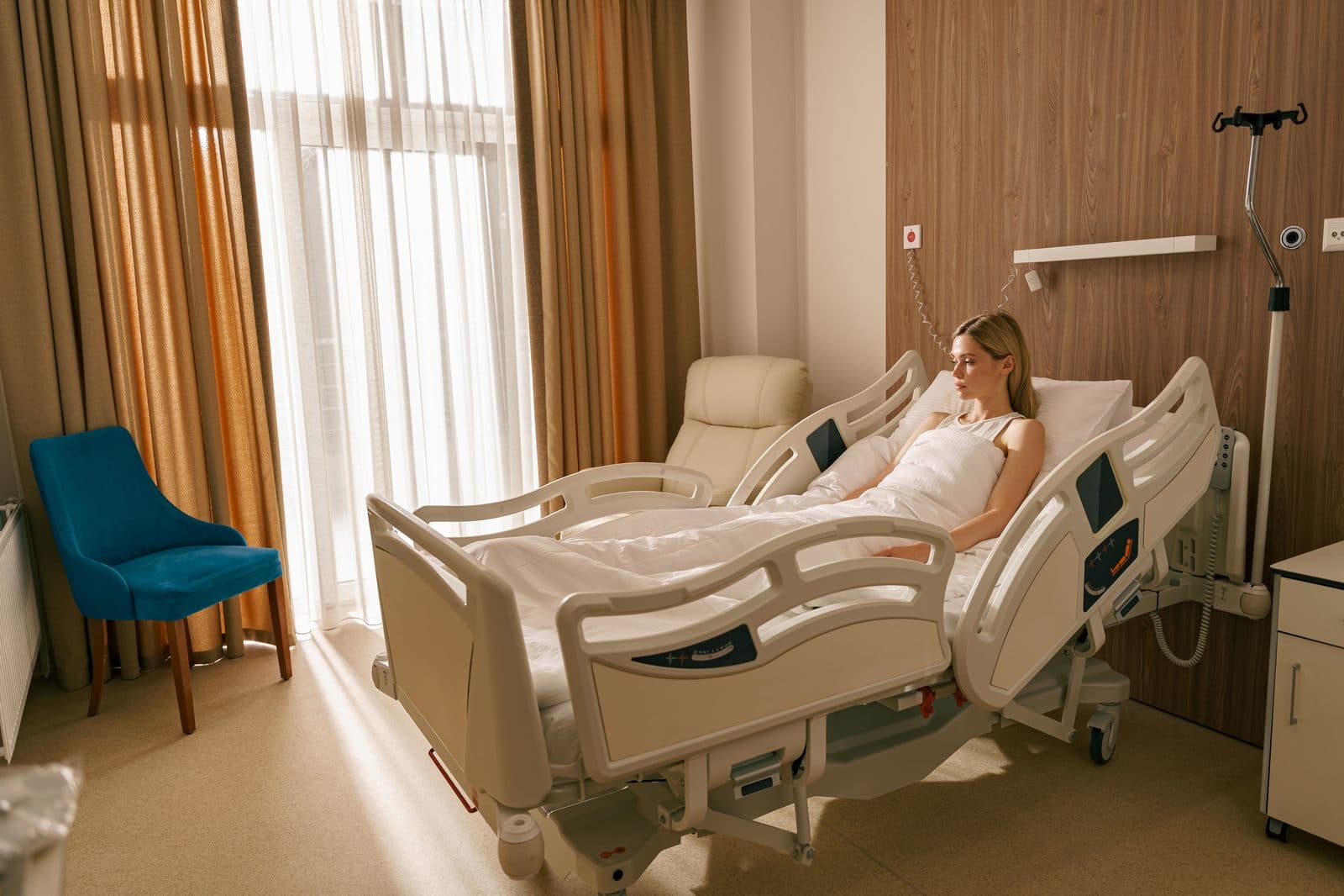 Habitación de hospital con una paciente ingresada