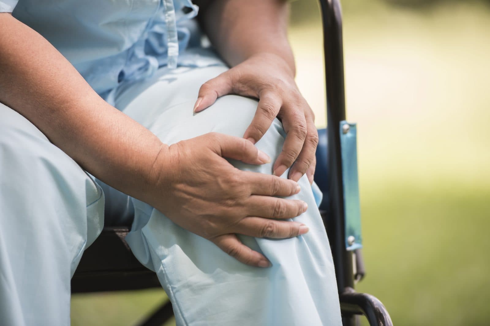 Manos de una persona mayor apoyadas sobre su rodilla