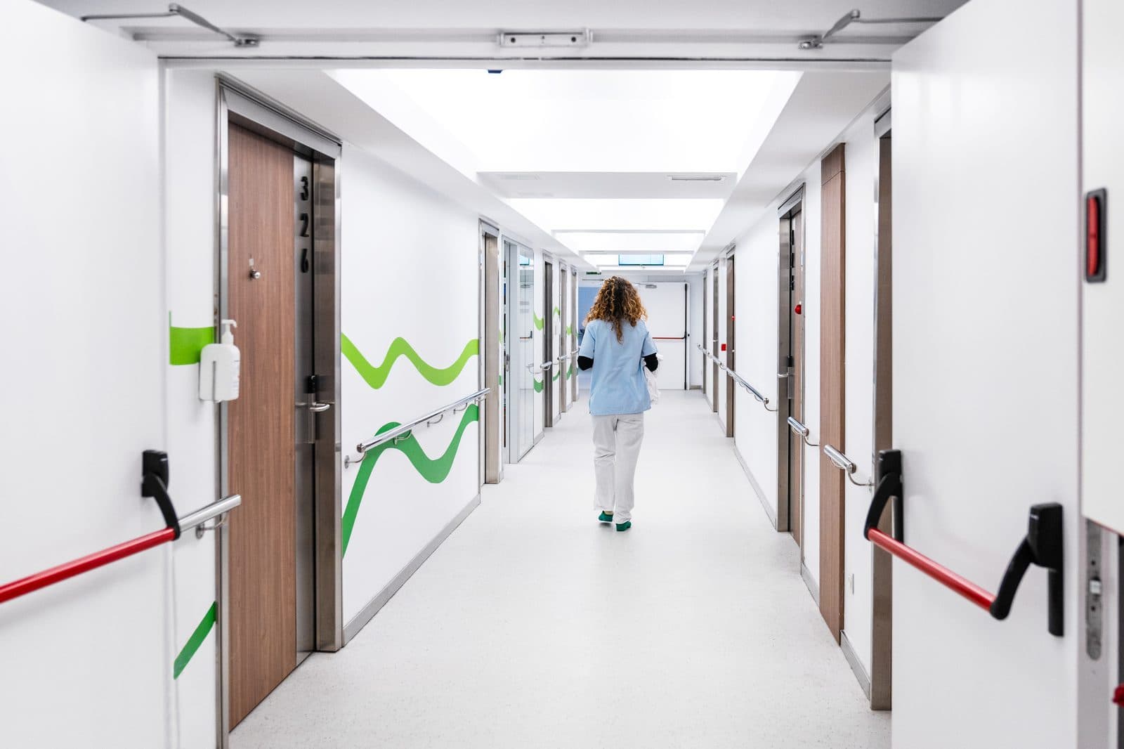 Profesional recorriendo el pasillo de un hospital