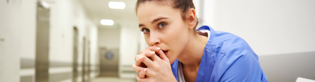 Cuidadora sosteniendo la mano de una persona mayor mientras conversan.