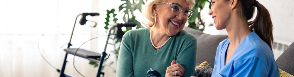 La atención de una cuidadora no solo implica asistencia física, sino también emocional, creando un ambiente familiar y acogedor.