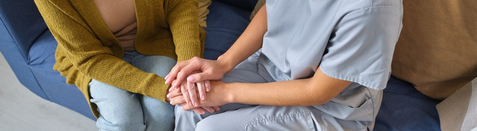 Cuidadora compartiendo confianza con una persona mayor en casa