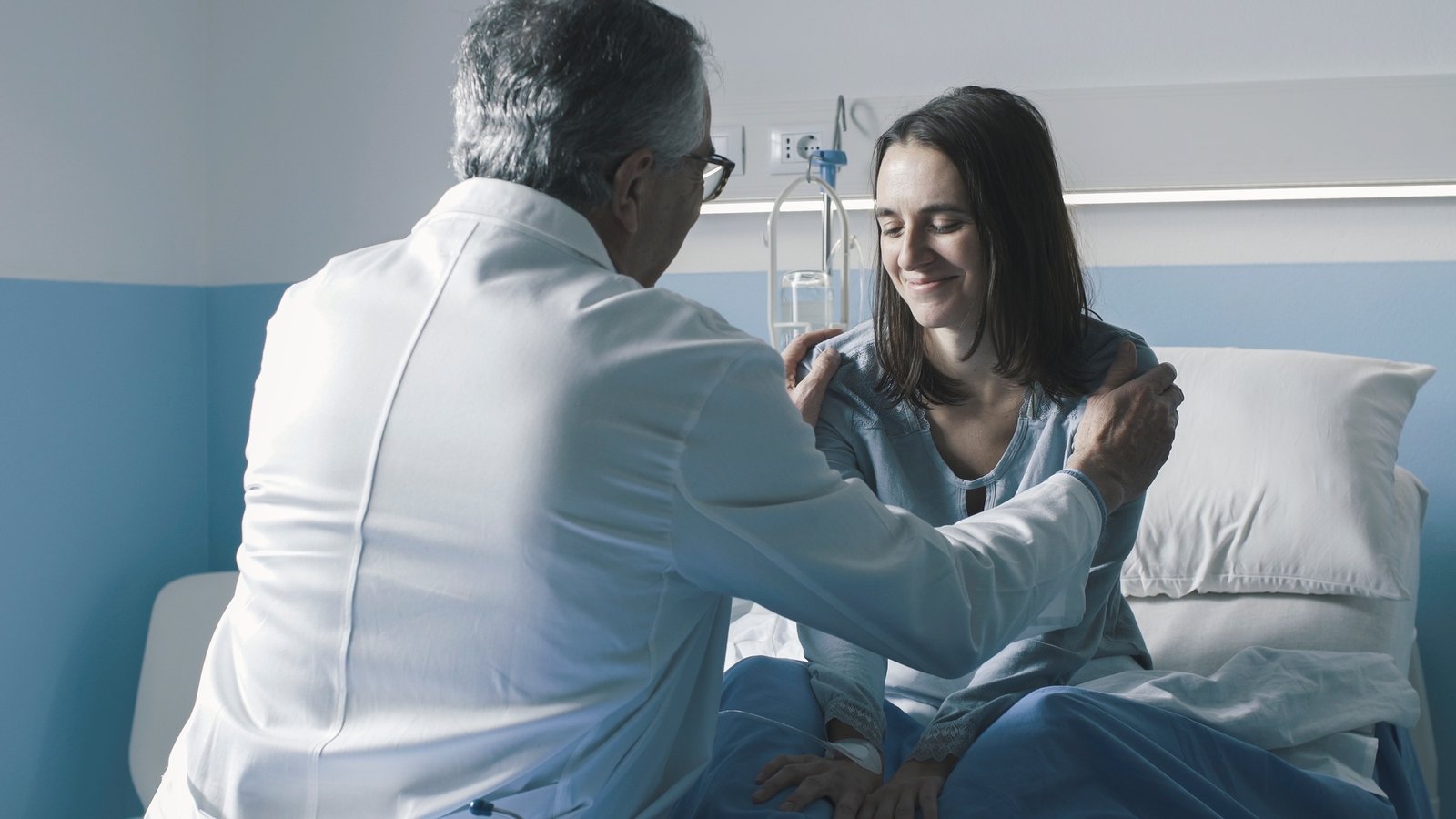 Profesional de la salud animando a un paciente con afecto