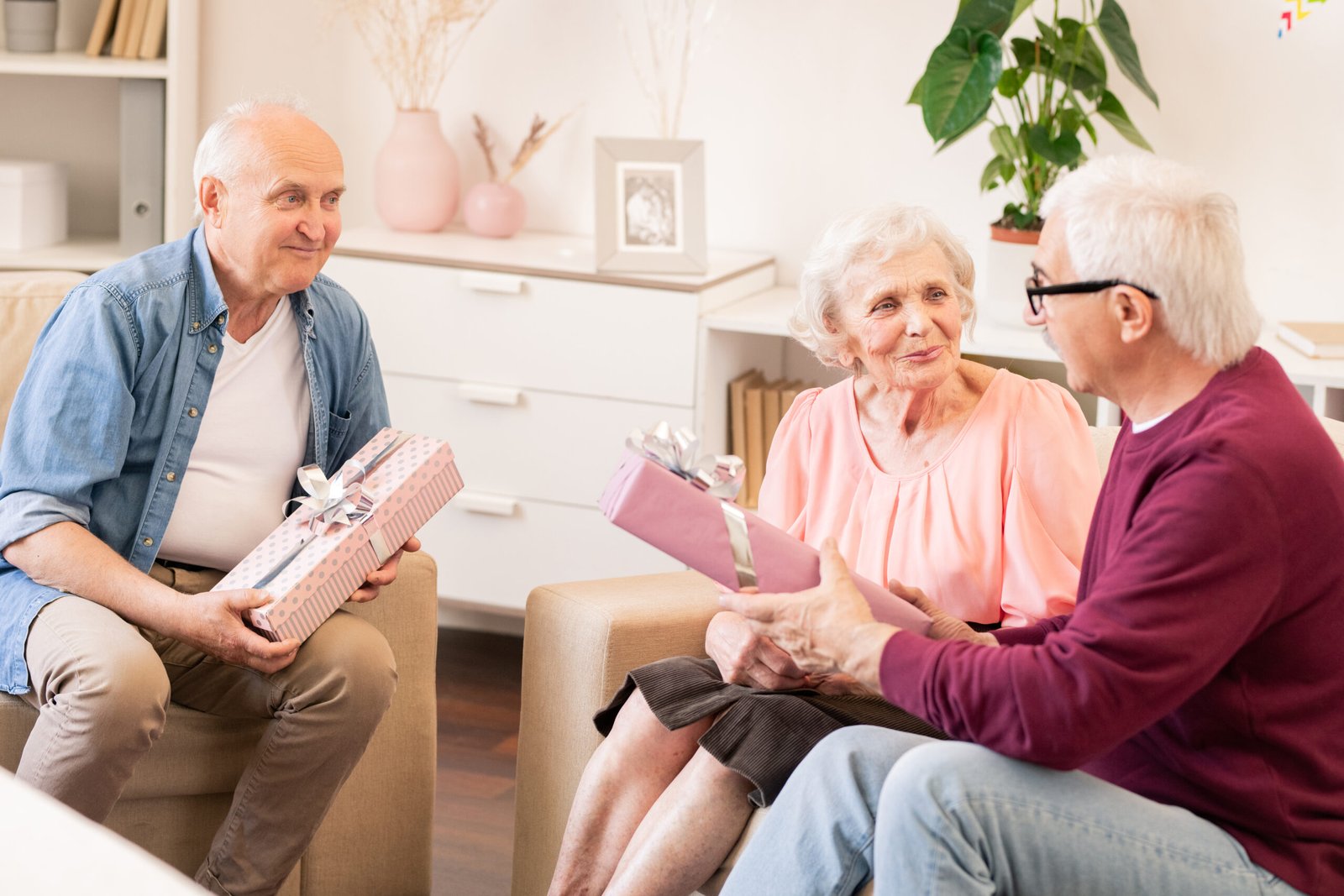 Grupo de personas mayores disfrutando en casa con apoyo de cuidadoras